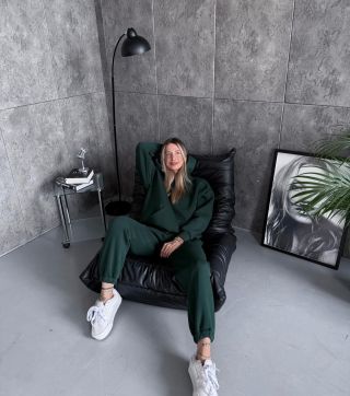 Styl, pohodlí a ten správný vibe na podzim 2025 🍂 Bottle green teplákovka, která tě nepřestane bavit. #PROTENPOCIT...