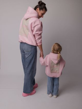 Girls power! Co je sladší než naše růžové mikiny Love by v mini verzi pro maminku a její dceru? 💕 Šijeme PRO TEN POCIT – a...