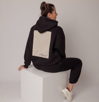 Před třemi lety se zrodil v hlavě plán, kde v hlavní roli byla černá mikina, béžová záda a název, který vyjadřuje styl a...