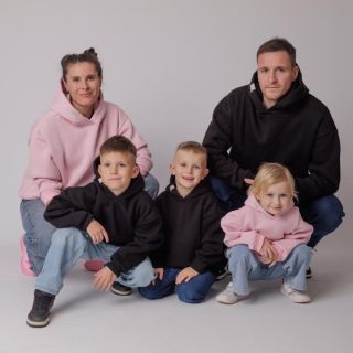 Styl, který vás spojí. Nejde jen o to vypadat sladěně. Jde o chvíle, kdy se na sebe podíváte a víte, že jste tým. Rodina....