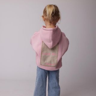 Šílenství. Tohle slovo vystihuje to, co se událo po tom, kdy jsme spustili prodej dětských mikin 😅 takový zájem jsme...